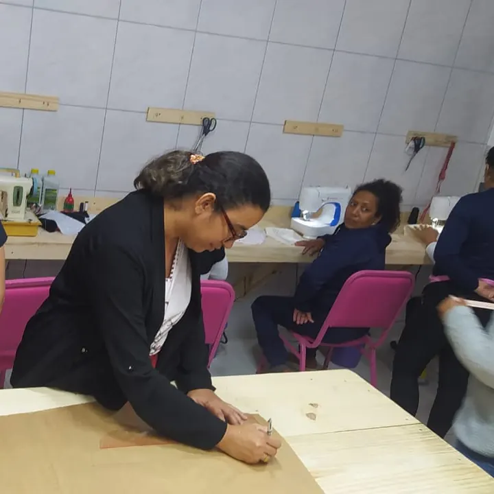 Aula de corte e costura: modelagem na mesa de corte