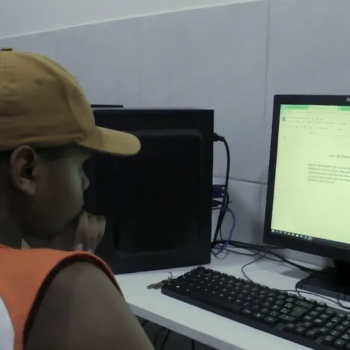 Aluno no laboratório de informática